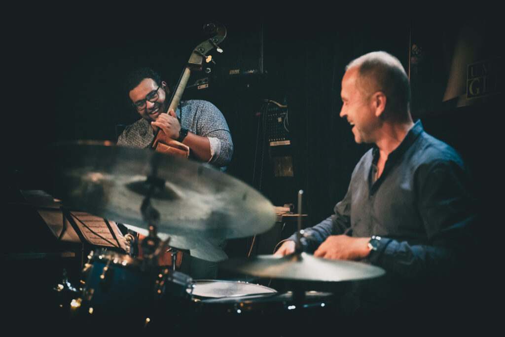 Bassist and drummer of Tomas Jochmann Trio playing in sync.